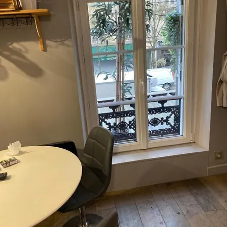 Studio Canal Saint Martin Apartment
